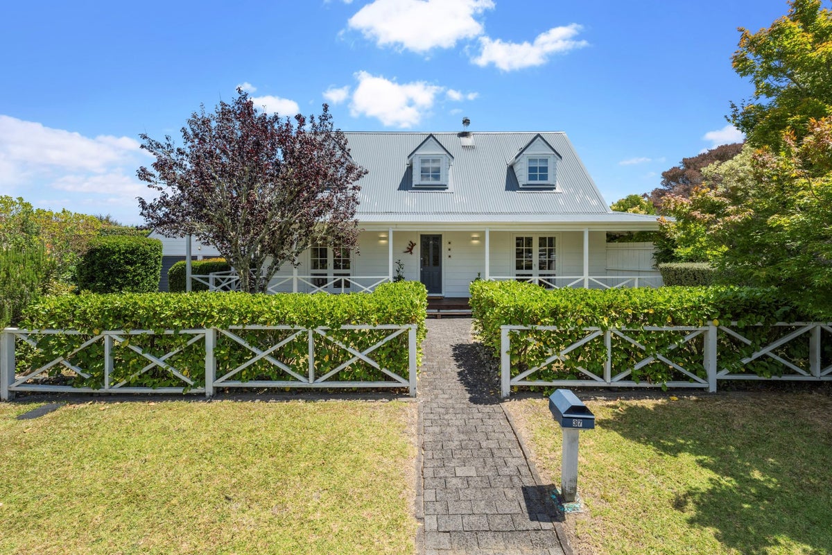 37 Waipuia Place, Greenhithe, Auckland - Carousel 1