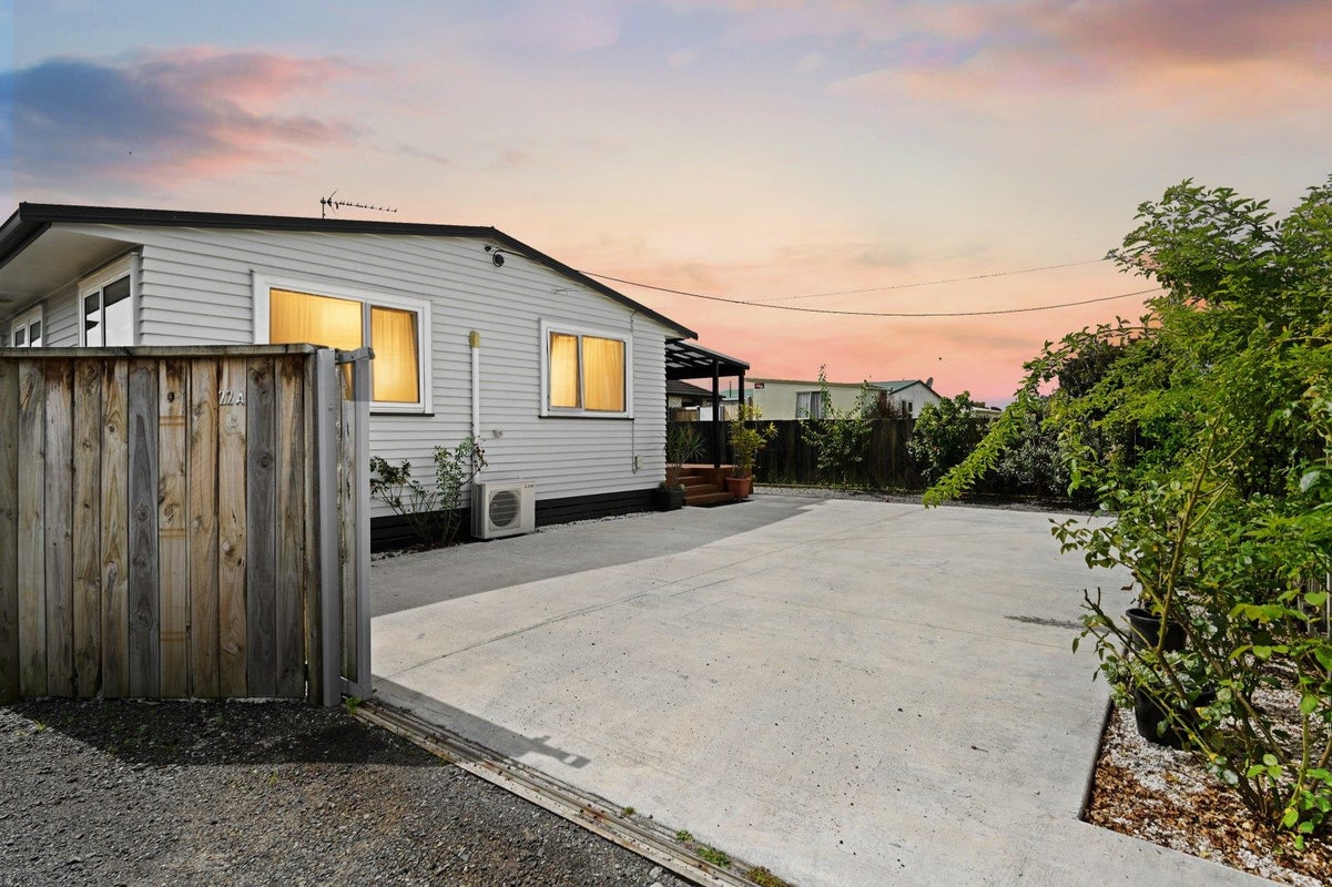 22A Pine Avenue, Bader, Hamilton - Carousel 1