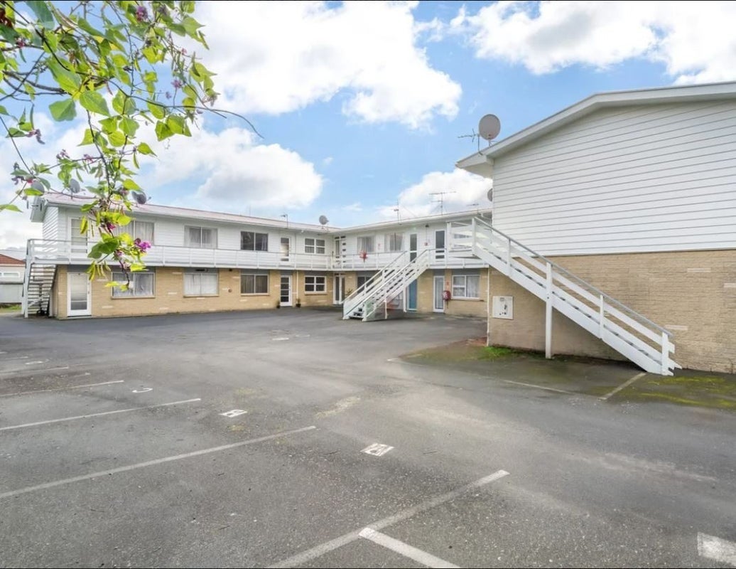 10/121 Bell RD, GRACEFIELD, LOWER HUTT - Carousel 12