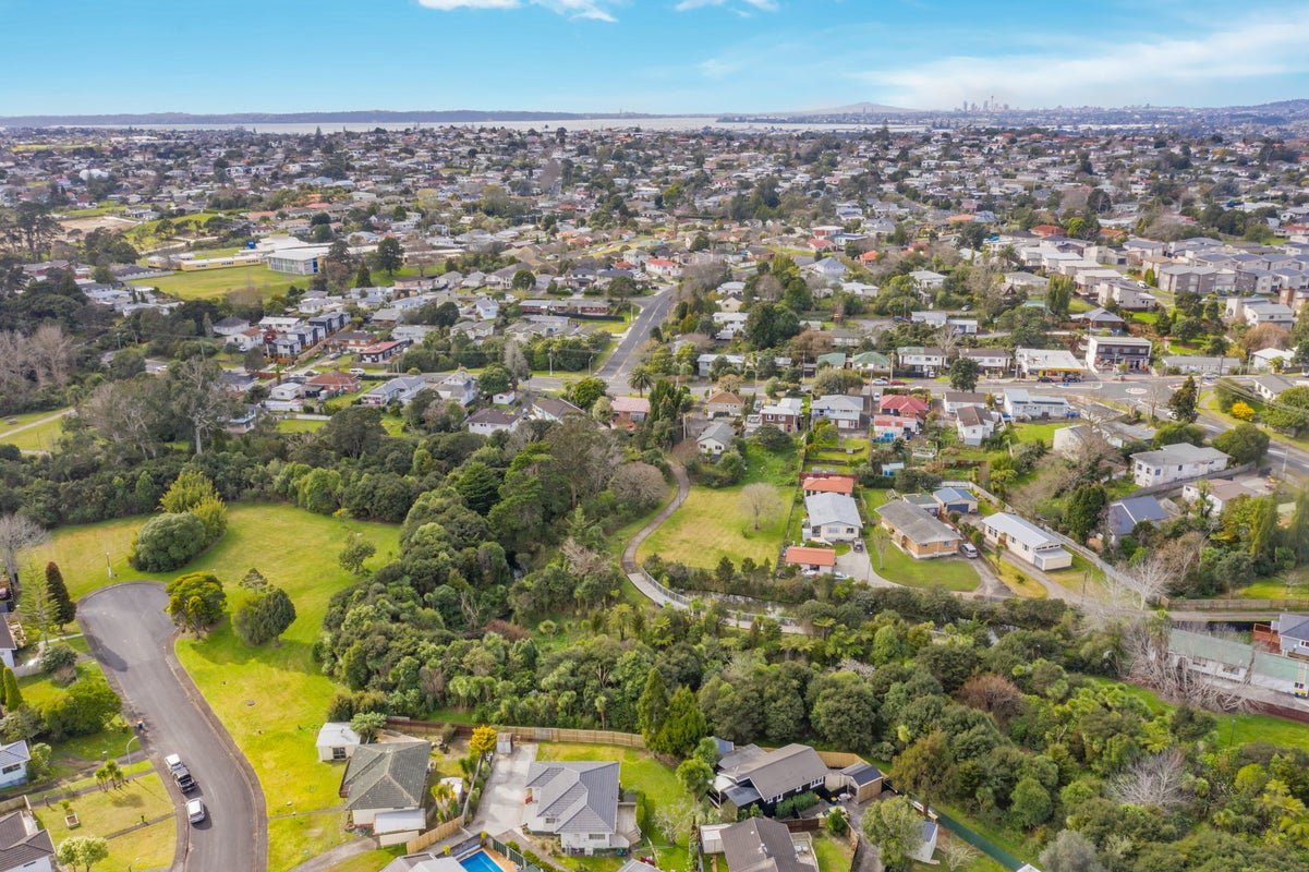 10 Serwayne Place, Sunnyvale, Auckland - Carousel 14