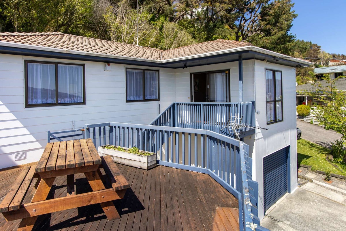 9 Castle Crescent, Stokes Valley, Lower Hutt - Carousel 2