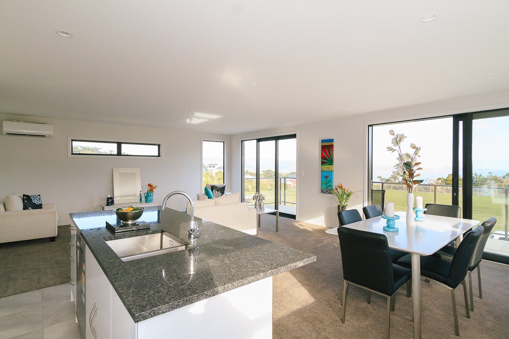 8 Lime Grove, Maungaraki, Lower Hutt - Carousel 1