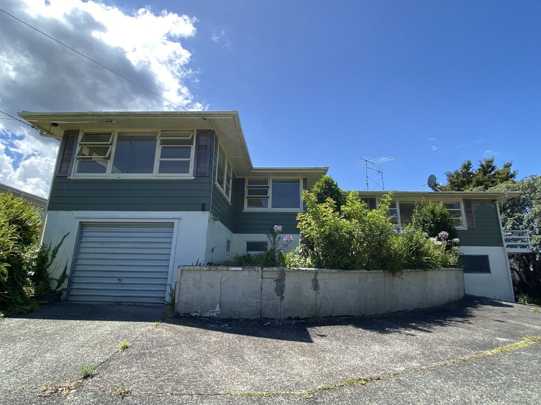 42 Divich Avenue, Te Atatu South, Auckland - Carousel 1