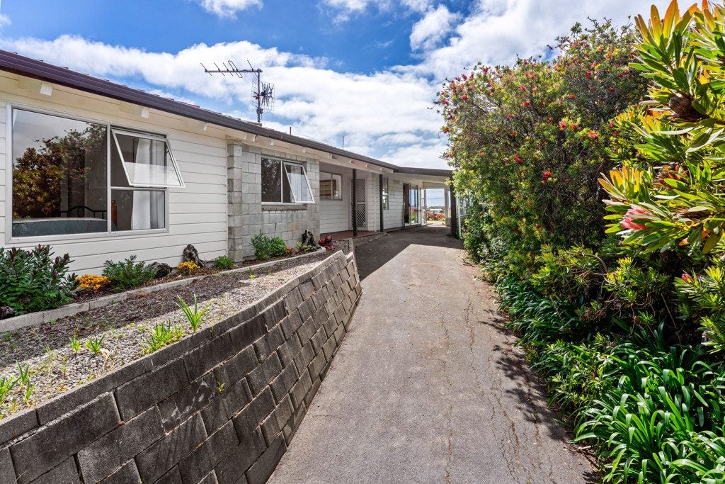 63 Queens Road, Waikanae Beach, Waikanae - Carousel 1