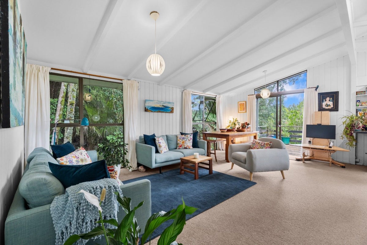 185 Laingholm Drive, Laingholm, Auckland - Carousel 1