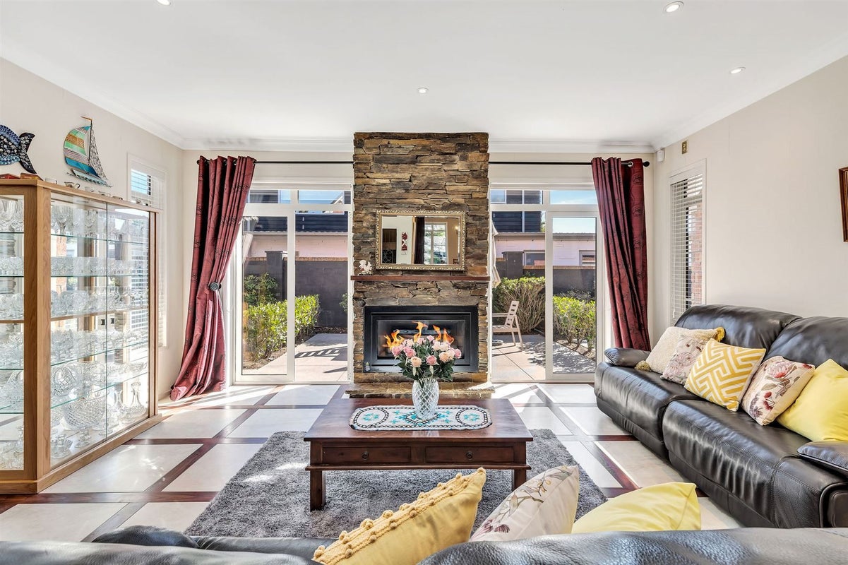 24 The Mews, Shamrock Park, Auckland - Carousel 2