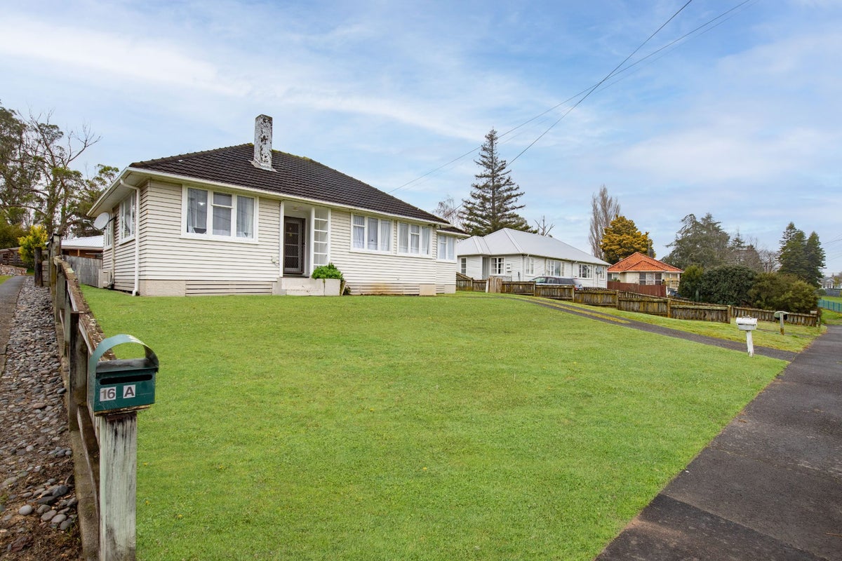 16 Churchill Avenue, Maeroa, Hamilton - Carousel 1
