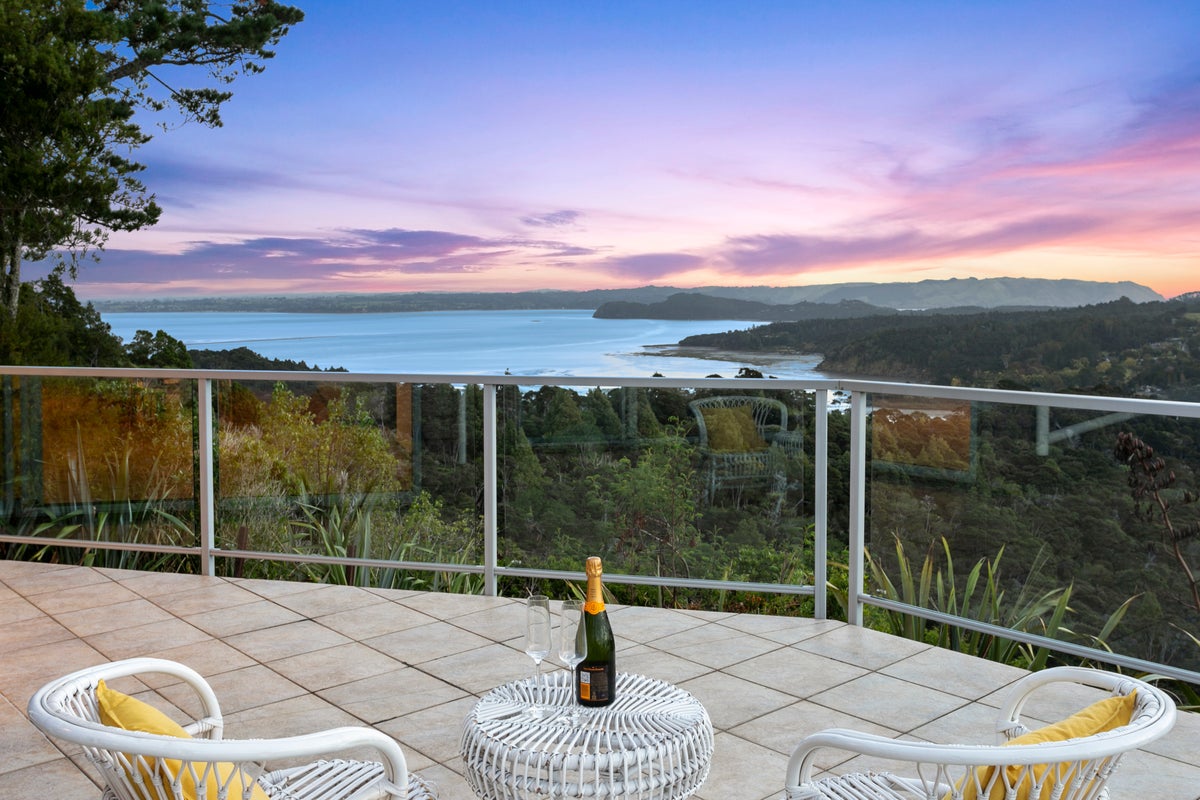 1 Lookout Drive, Laingholm, Auckland - Carousel 1