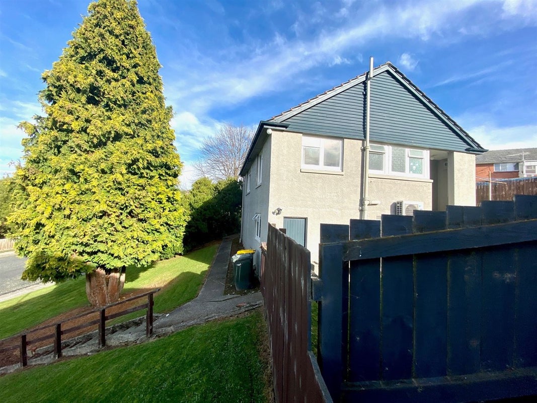 27 Malcolm Terrace, Balclutha - Carousel 21