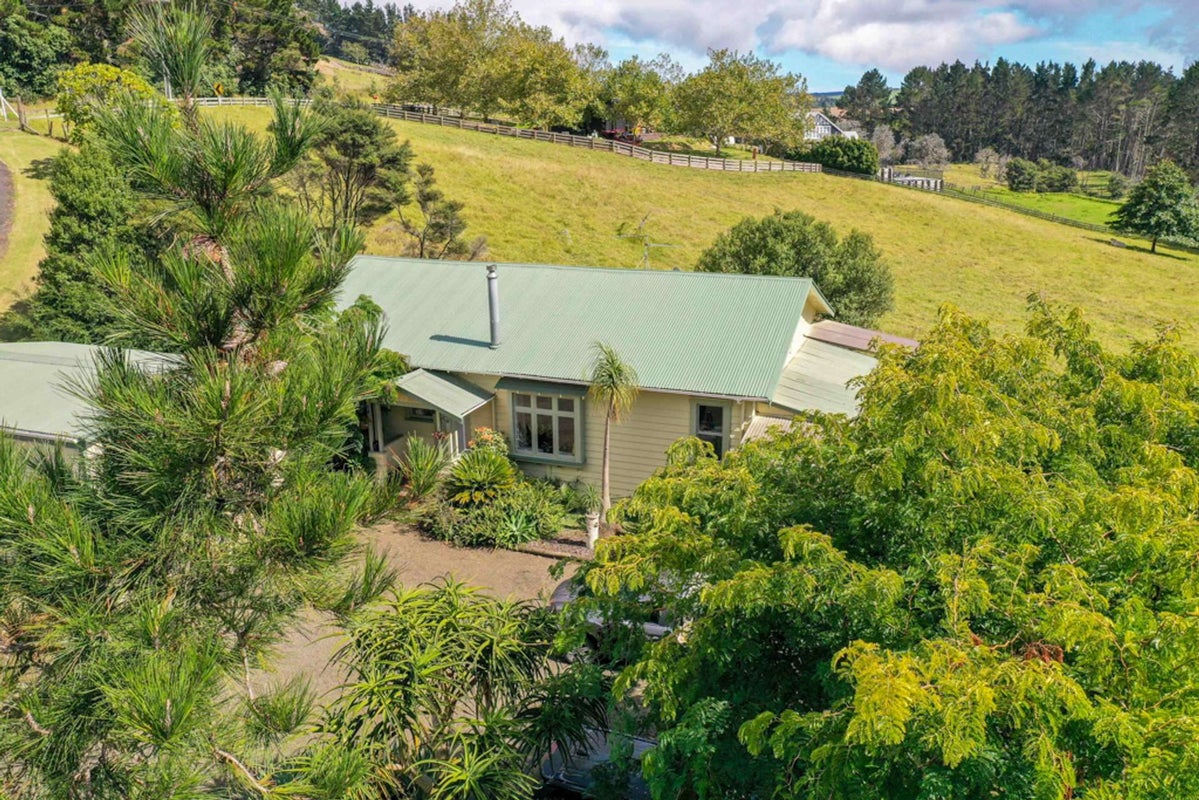 2442 South Head Road, Helensville - Carousel 33