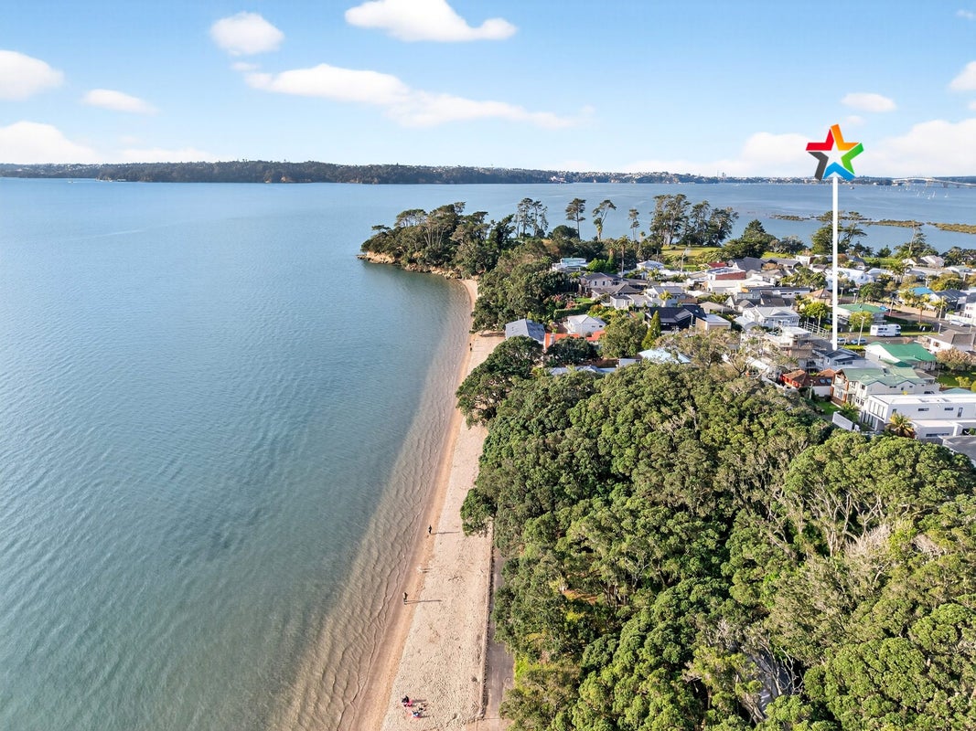 10 Joan Street, Point Chevalier, Auckland - Carousel 2