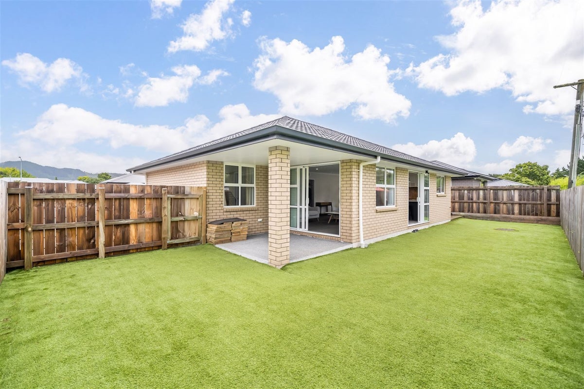 8 Poulson Grove, Trentham, Upper Hutt - Carousel 2