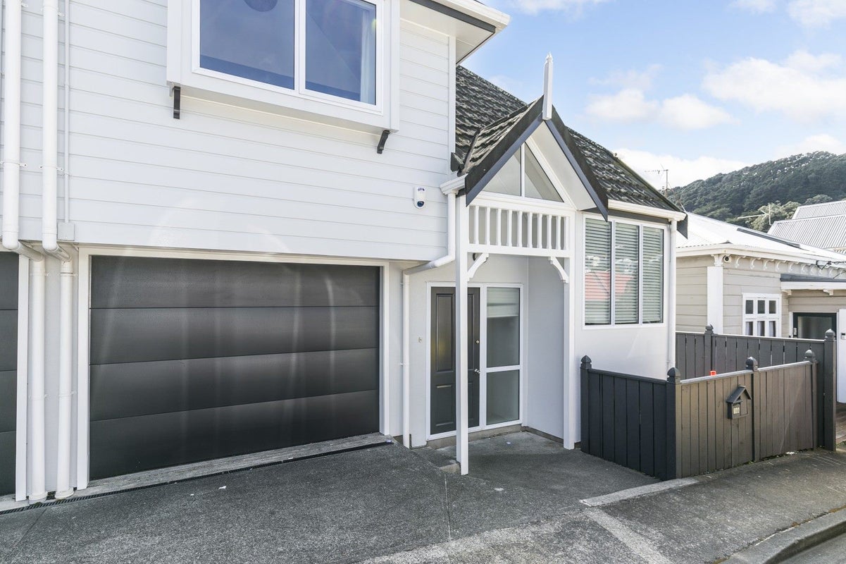 10A Tutchen Avenue, Mount Victoria, Wellington - Carousel 1