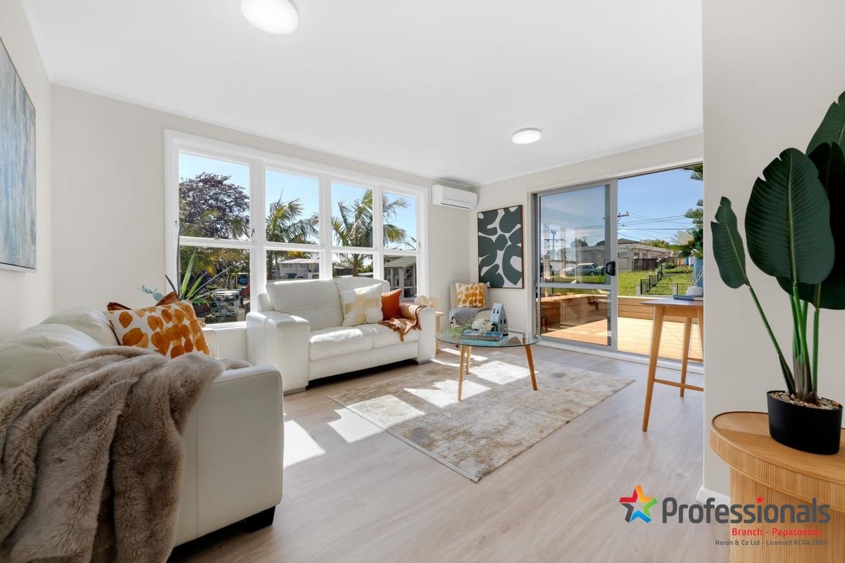 5 Farnborough Crescent, Mangere, Auckland - Carousel 1