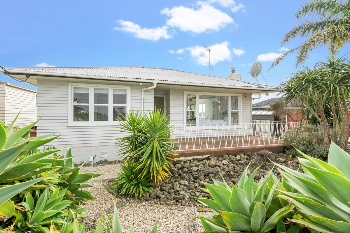 81 Wade River Road, Stanmore Bay, Whangaparaoa - Carousel 1