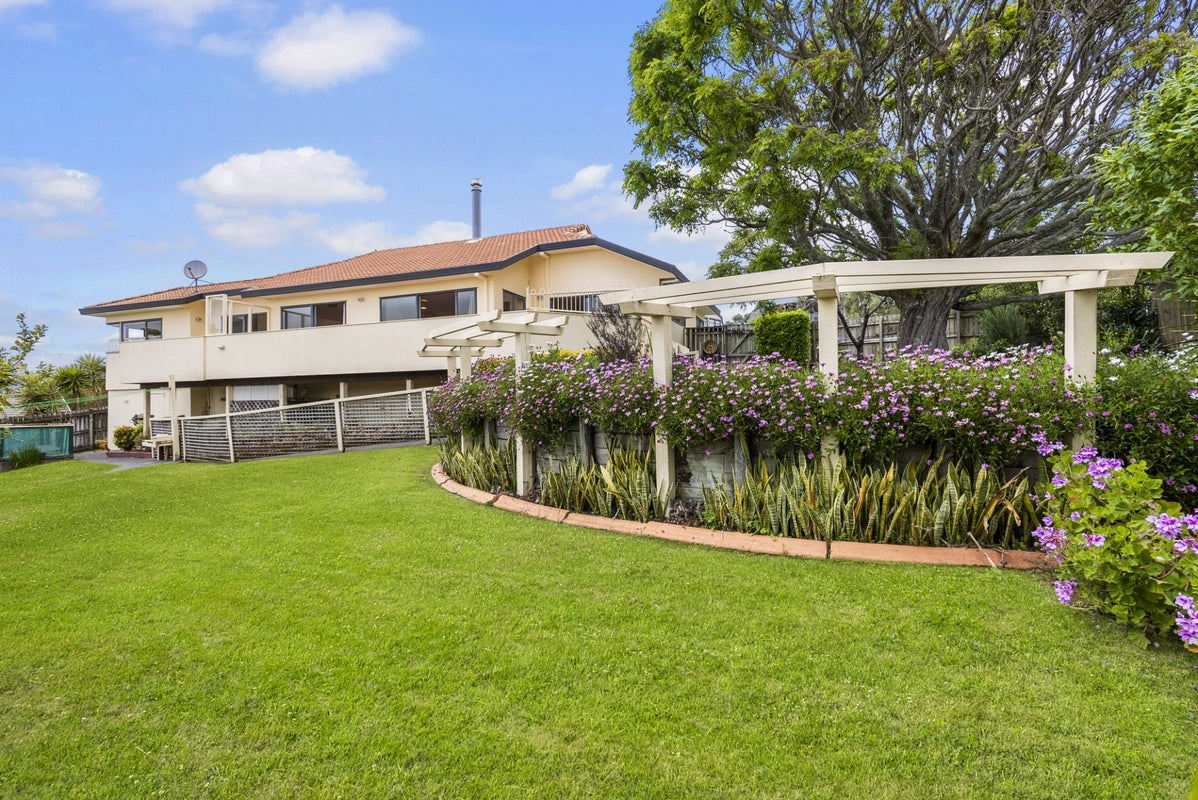 17 Charlotte Street, Stanmore Bay, Whangaparaoa - Carousel 1