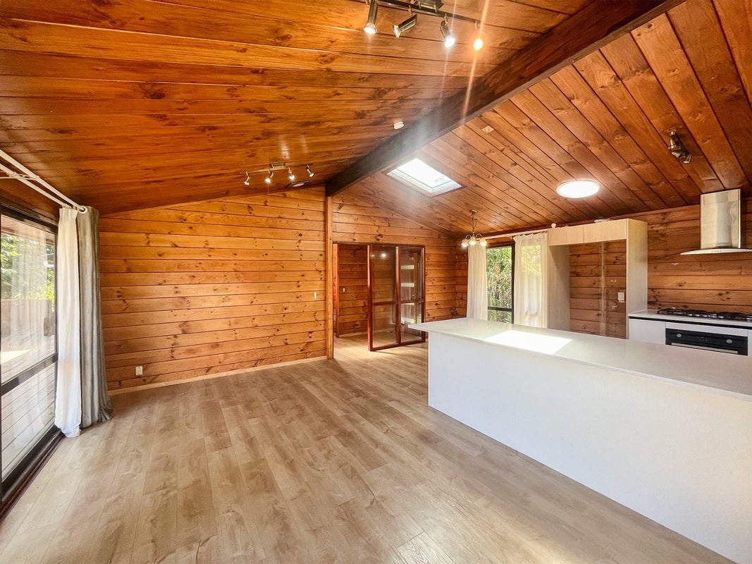 16 Woodlands Crescent, Browns Bay, Auckland - Carousel 1