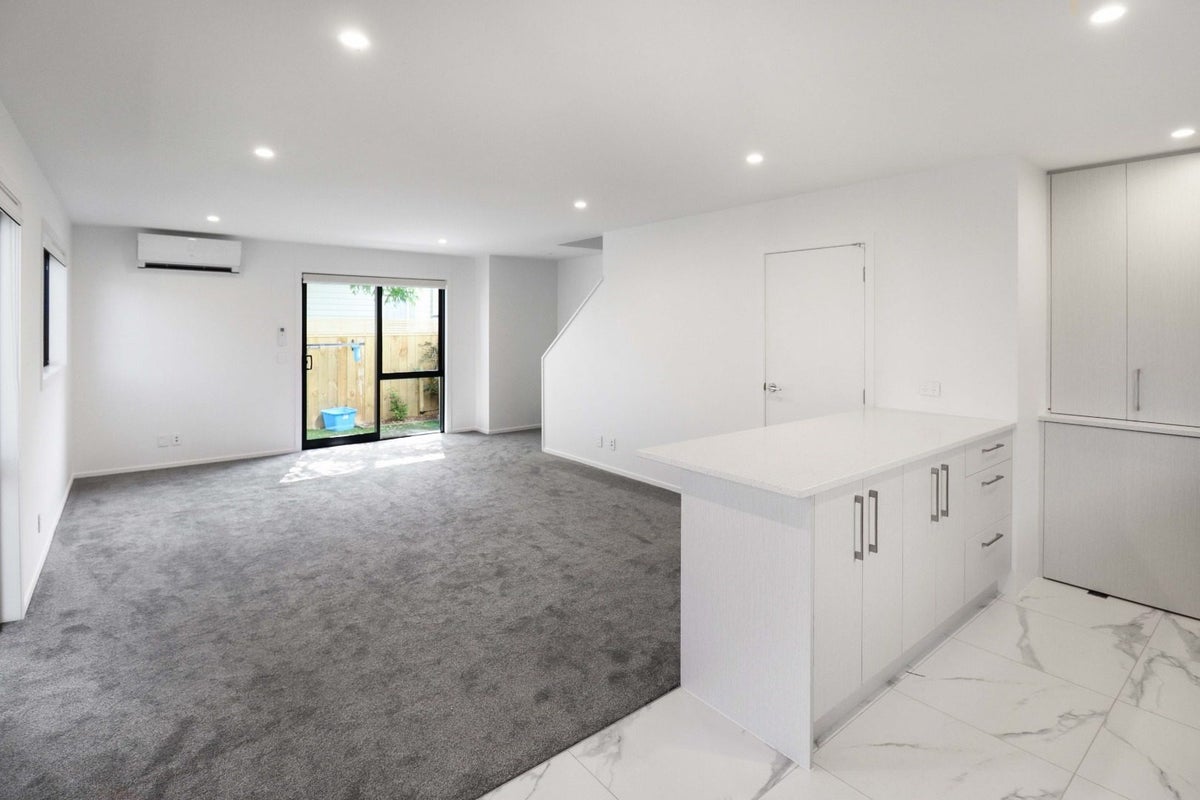 1/4 Collingwood Street, Waterloo, Lower Hutt - Carousel 1