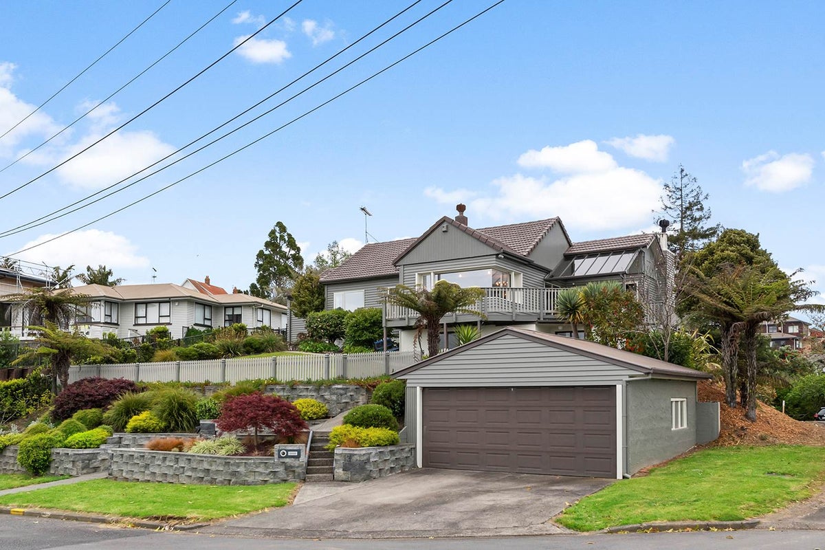 12 Fenton Terrace, Cockle Bay, Auckland - Carousel 1