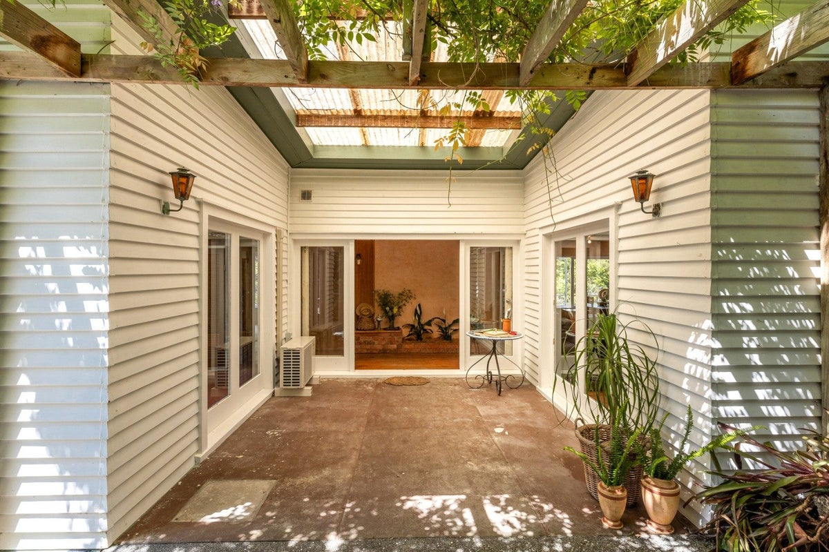 25 Makora Avenue, Oneroa, Waiheke Island - Carousel 1