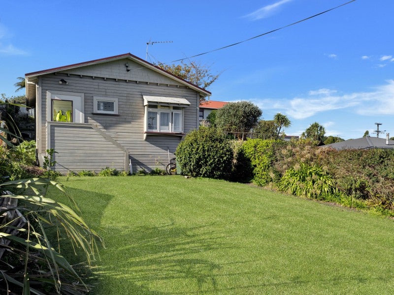 15 Calvert Road, Moturoa, New Plymouth - Carousel 1