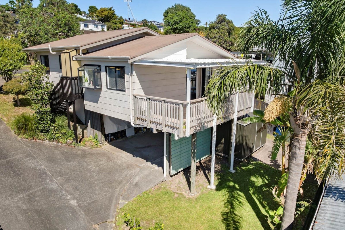 2/62 Trias Road, Totara Vale, Auckland - Carousel 1