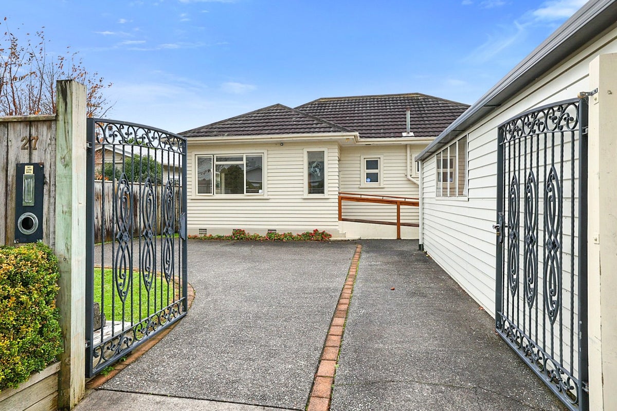 12 List Street, Welbourn, New Plymouth - Carousel 1