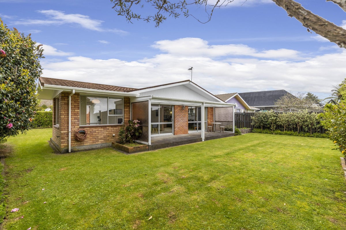20 Wesley Avenue, Frankleigh Park, New Plymouth - Carousel 1
