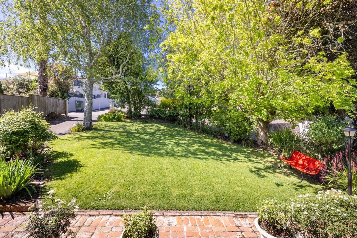 2 Cobden Crescent, Bluff Hill, Napier - Carousel 2