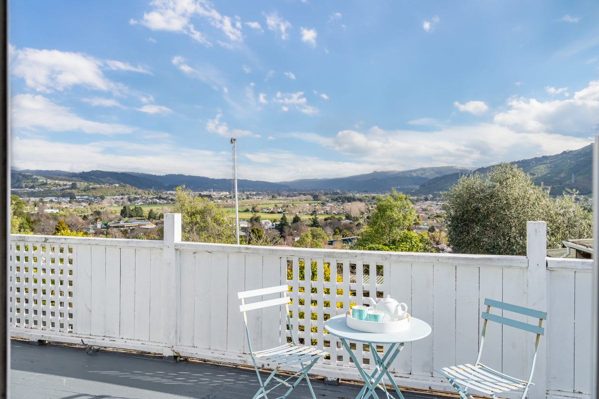 31 Aniseed Grove, Timberlea, Upper Hutt - Carousel 1