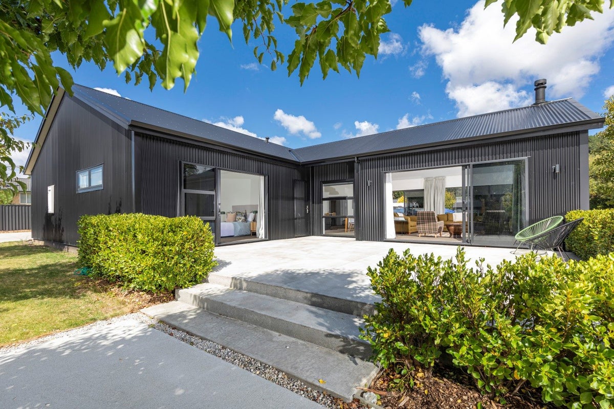 15 Alice Burn Drive, Luggate, Wanaka - Carousel 2