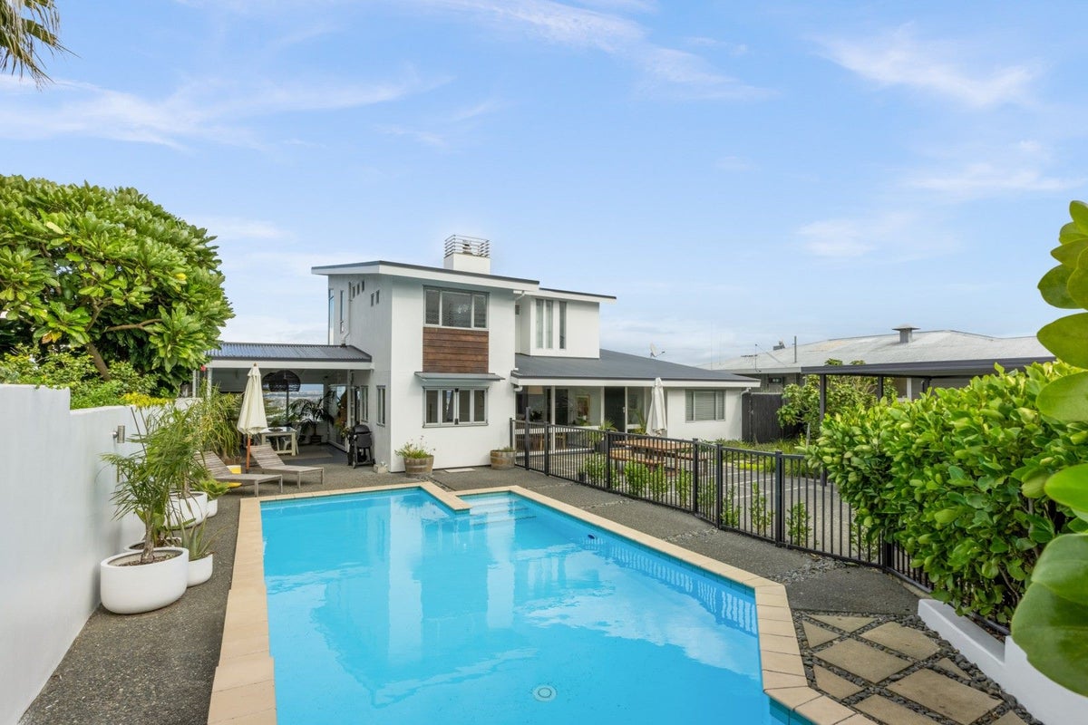 2 Cobden Road, Bluff Hill, Napier - Carousel 1