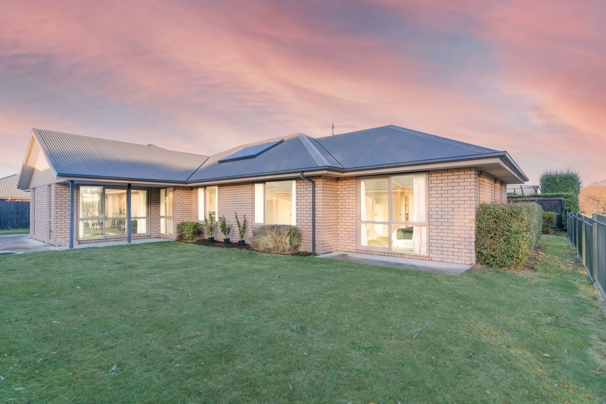 37 Somerville Crescent, Aidanfield, Christchurch - Carousel 1