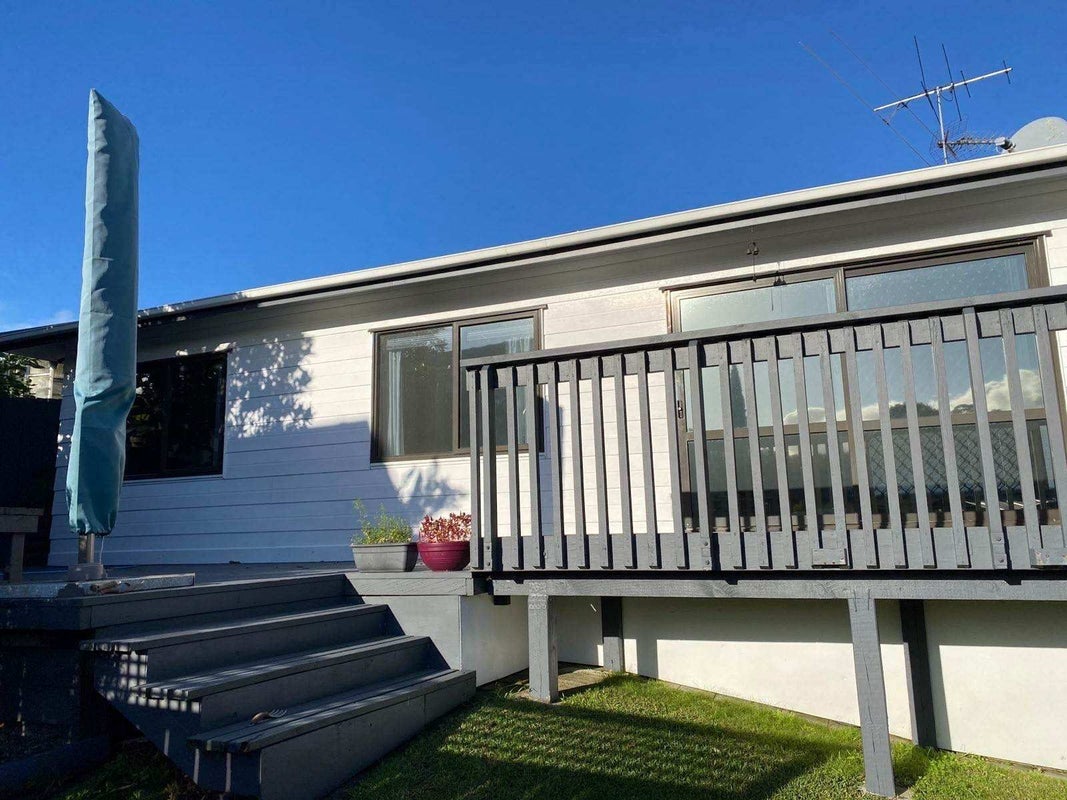 2/11 Heather Place, Sunnynook, Auckland - Carousel 2