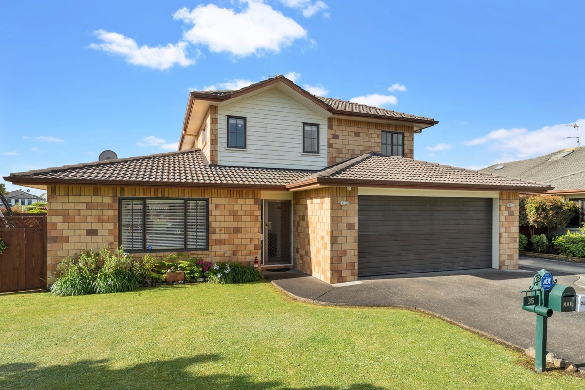 35 Turnberry Drive, Wattle Downs, Auckland - Carousel 1