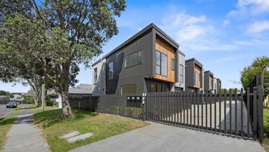 2 Hollywood Avenue, Titirangi, Auckland - Carousel 1
