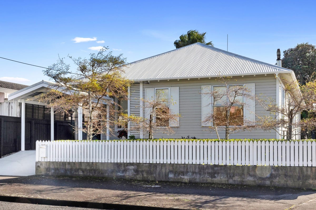 249 Courtenay Street, Strandon, New Plymouth - Carousel 2