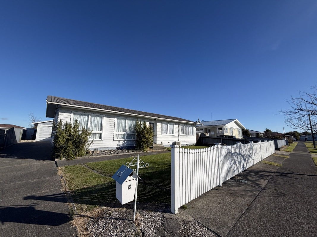 8 Clark Avenue, Pirimai, Napier - Carousel 1