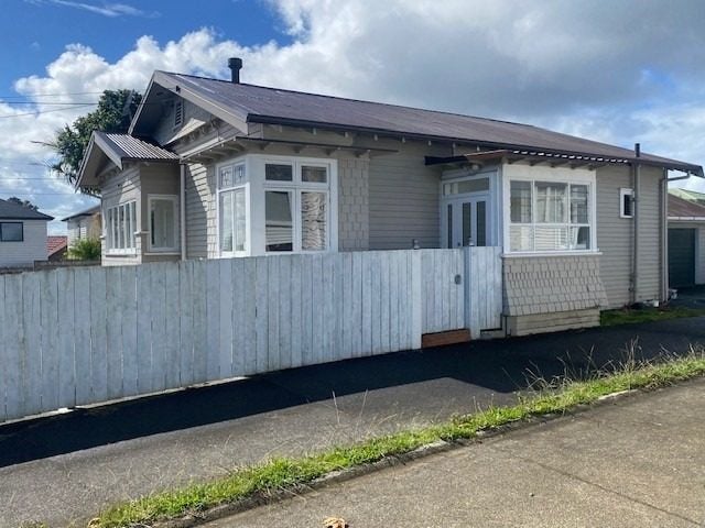 118A Hutchinson Avenue, New Lynn, Auckland - Carousel 1