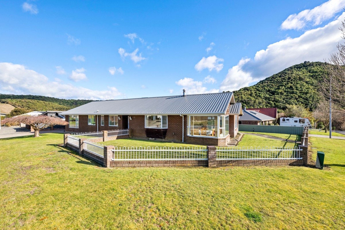 28 Ranui Street, Waikawa, Picton - Carousel 2