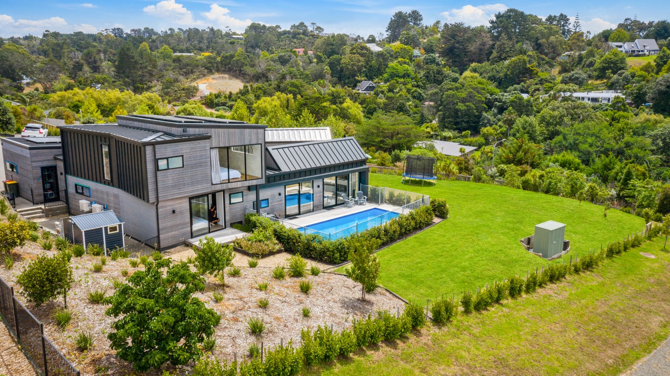 9 Laguna Place, Matakatia, Whangaparaoa - Carousel 1