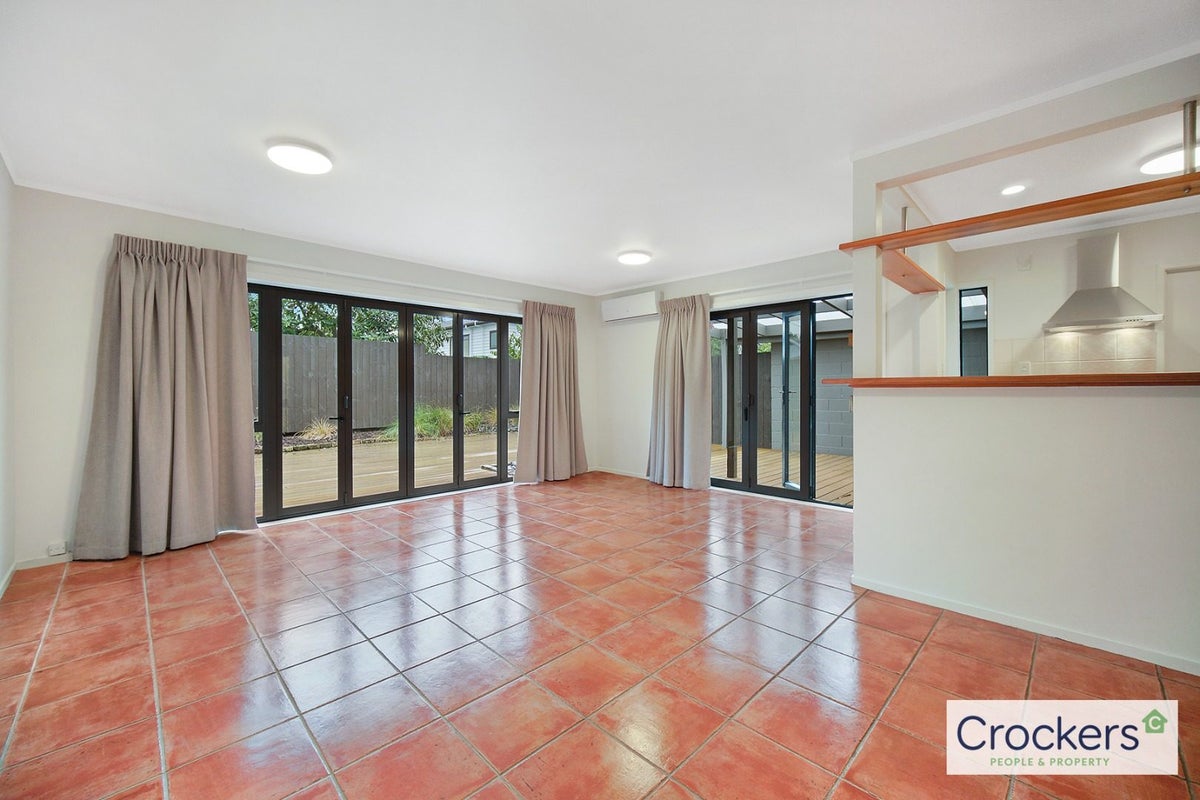 42 Springwood Place, Mount Eden, Auckland - Carousel 2
