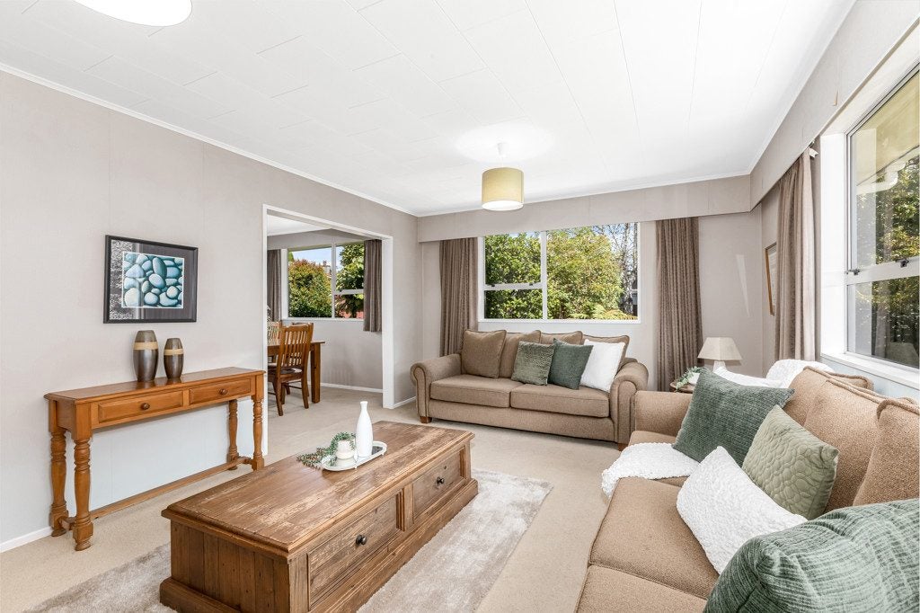 13 Fremont Grove, Totara Park, Upper Hutt - Carousel 2