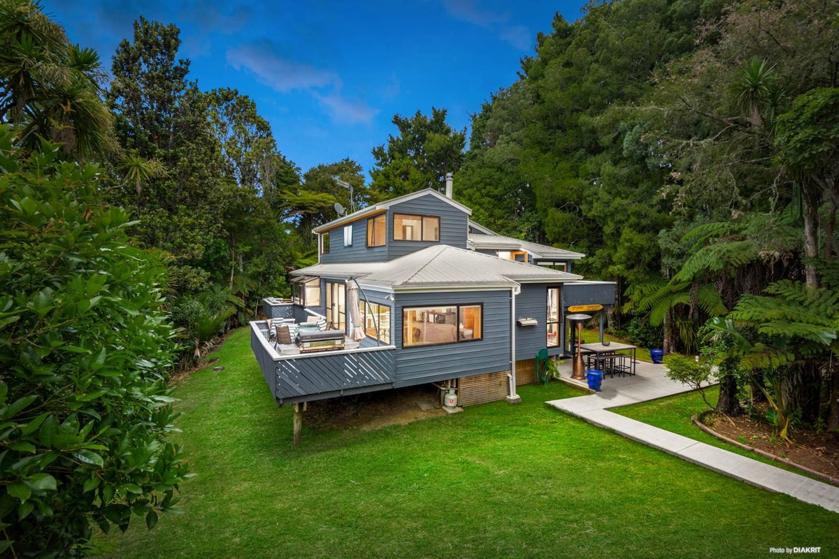 21 Atarua Gardens, Waiatarua, Auckland - Carousel 1