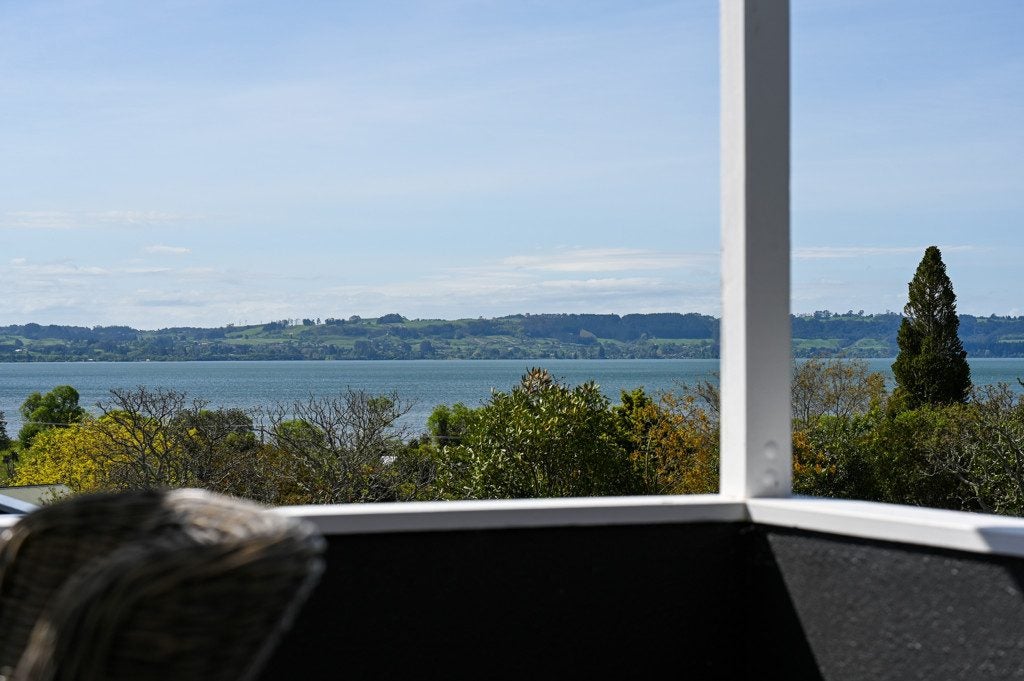 12 Aquarius Drive, Kawaha Point, Rotorua - Carousel 1