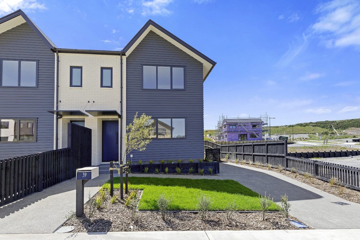 39 Turtleback Avenue, Whitby, Porirua - Carousel 1