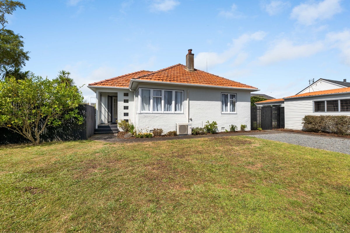 4 Holford Street, Westown, New Plymouth - Carousel 2