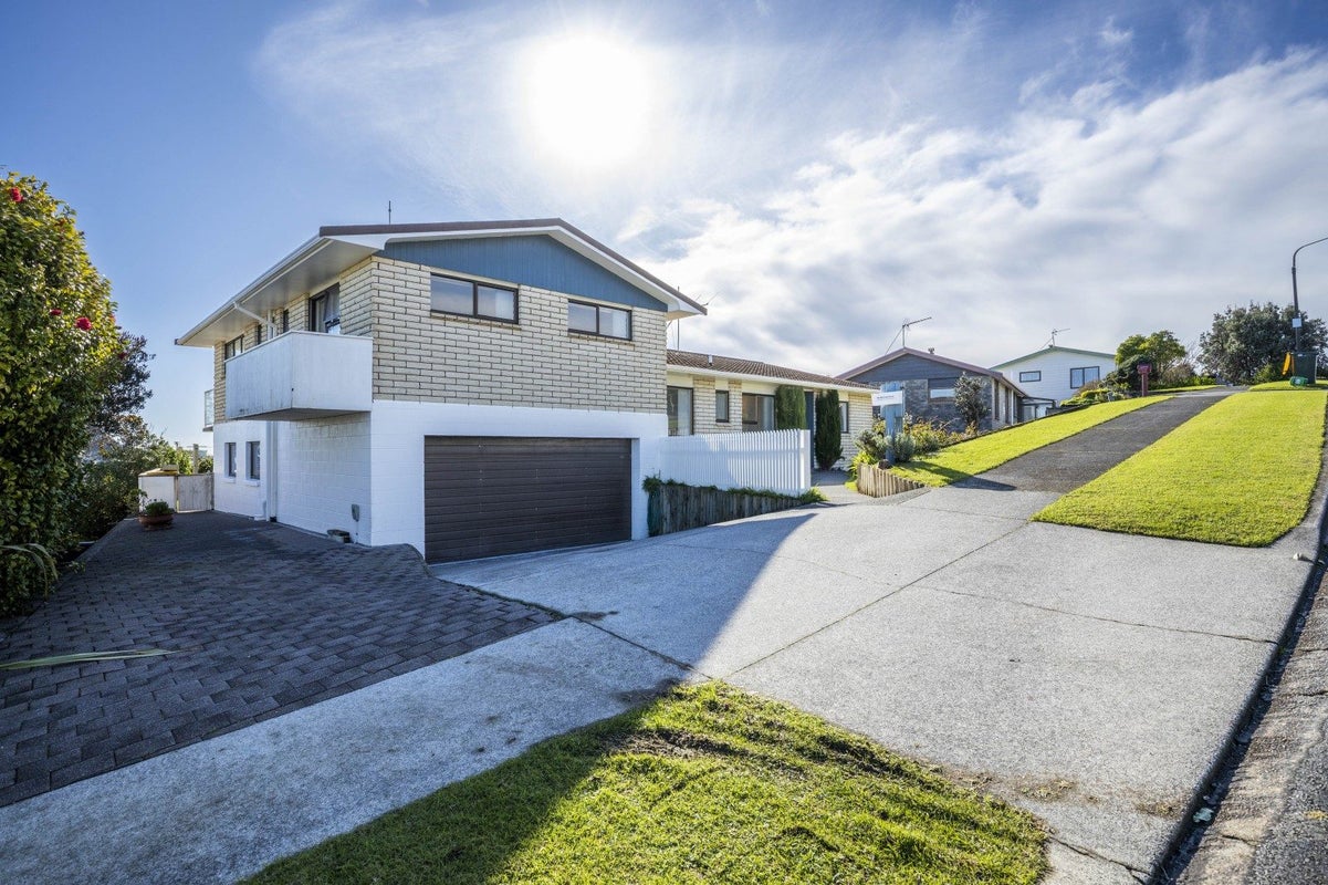 19 Darwin Crescent, Spotswood, New Plymouth - Carousel 1