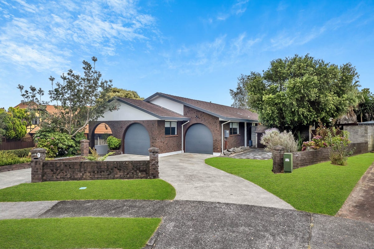 7 Catania Place, Conifer Grove, Takanini - Carousel 1