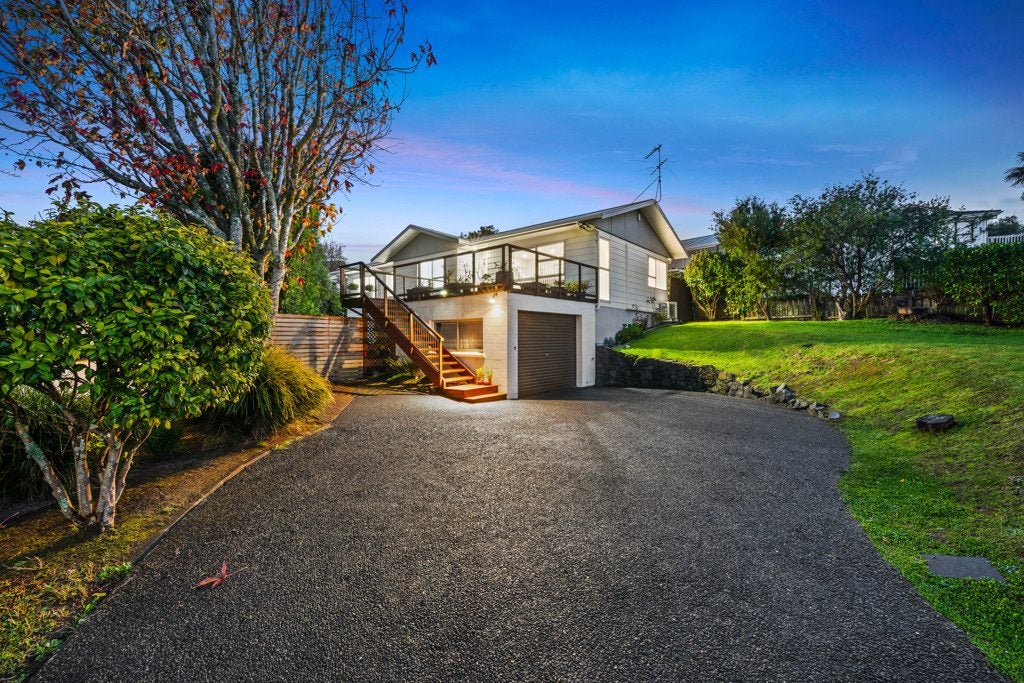 24 Beauchamp Drive, Massey, Auckland - Carousel 1